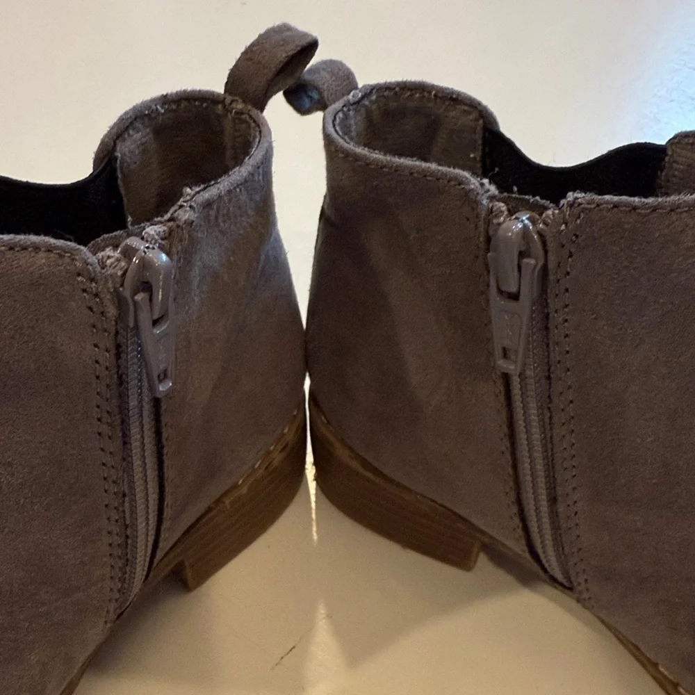 Old Navy girls gray booties with a little sparkle ✨